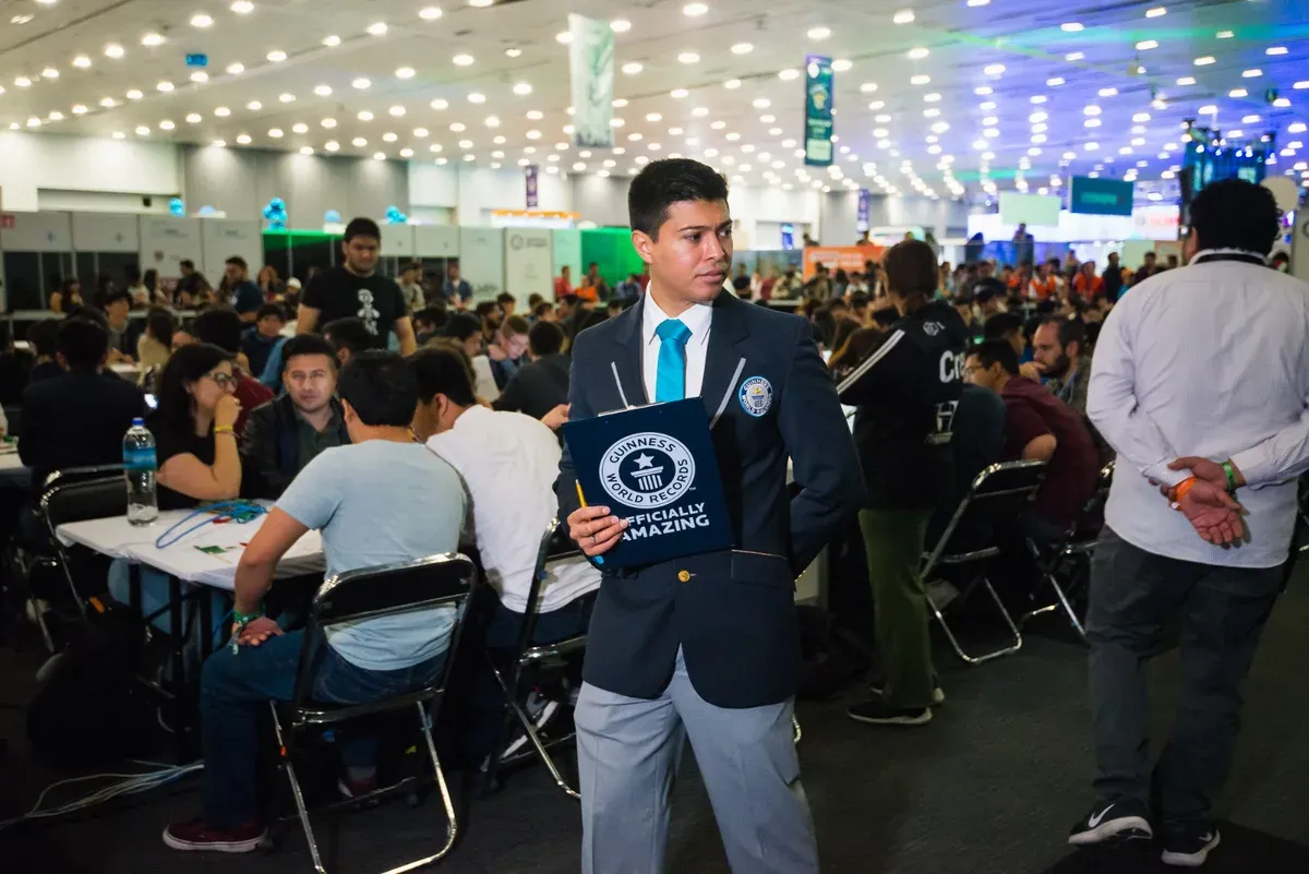 Adjudicador oficial de Guinness World Records supervisando el intento de récord en Talent Land