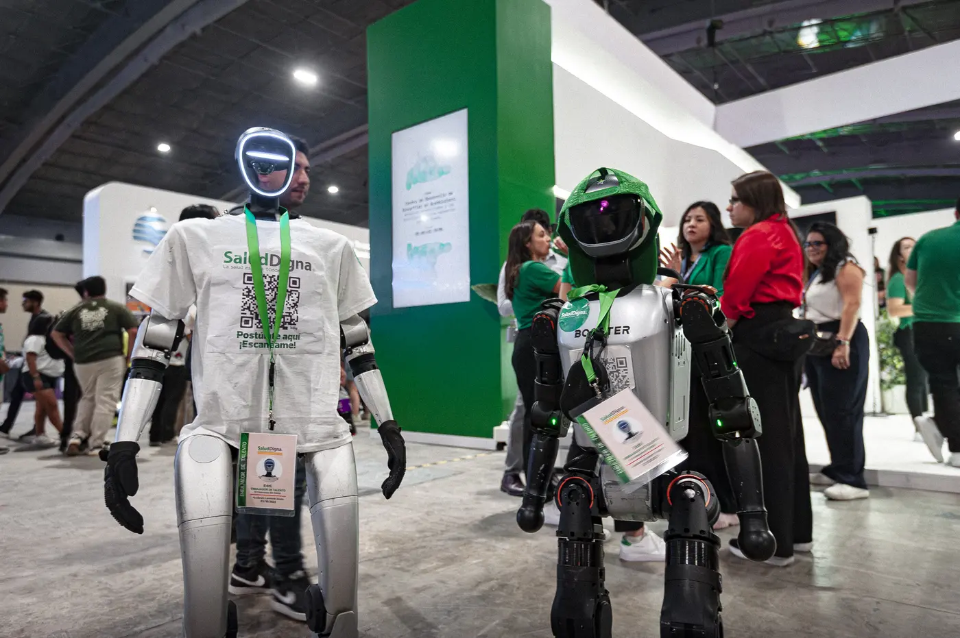 Robot humanoide acreditado recorriendo el piso de exposición de Talent Land México 2026